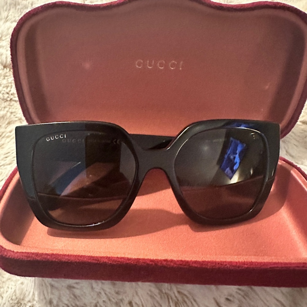 Gucci Elegant Black Sunglasses